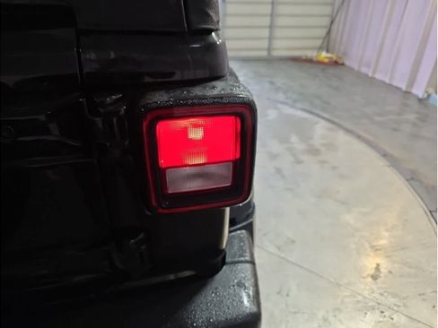 Used 2022 Jeep Wrangler Unlimited Sahara image 10