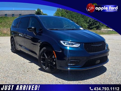 Used 2025 Chrysler Pacifica Limited FWD image 1