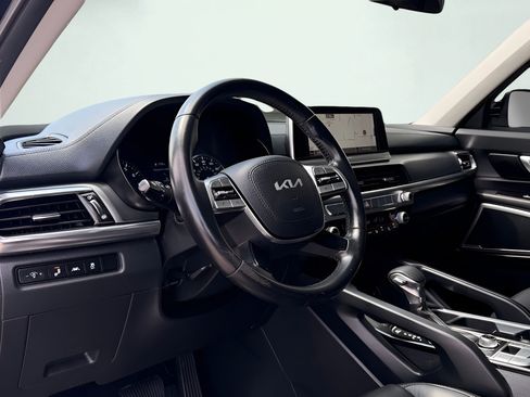 Used 2022 Kia Telluride LX AWD/4WD image 2