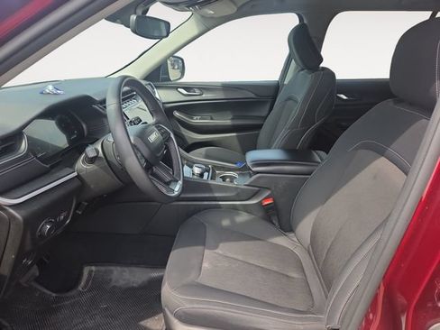 Used 2024 Jeep Grand Cherokee Laredo RWD image 9