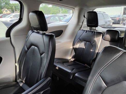 Used 2024 Chrysler Pacifica Touring-L FWD image 12