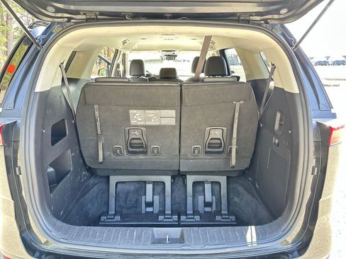 Used 2023 Kia Carnival LX image 19