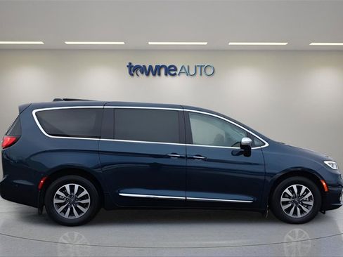 Used 2023 Chrysler Pacifica Limited image 6