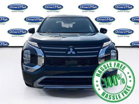 Used 2025 Mitsubishi Outlander SE image 2