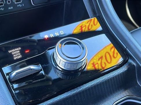 Used 2024 Jeep Grand Cherokee Limited image 17