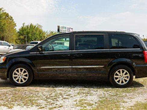 Used 2016 Chrysler Town & Country Touring image 3