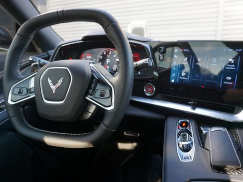 Used 2024 Chevrolet Corvette Stingray Preferred Conv w/ Z51 Performance Package RWD image 16