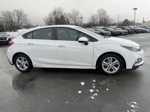 Used 2017 Chevrolet Cruze LT w/ Convenience Package image 2