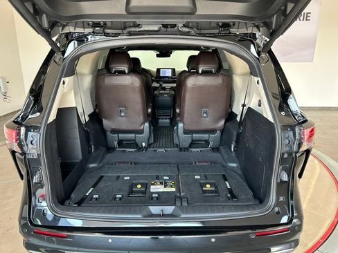 Used 2024 Toyota Sienna Platinum AWD/4WD image 8