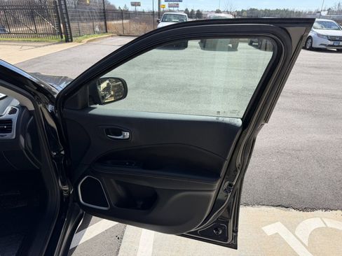 Used 2018 Jeep Compass Sport w/ Tech Group image 17