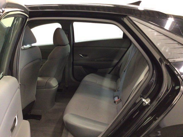 Used 2021 Hyundai Elantra SE FWD image 12