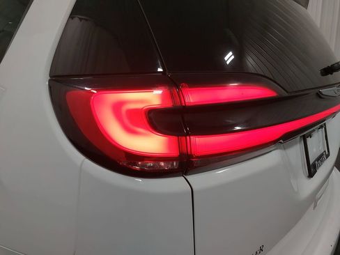 Used 2024 Chrysler Pacifica Touring-L image 34