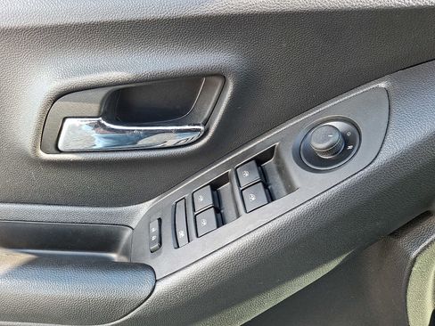 Used 2022 Chevrolet Trax LT w/ LT Convenience Package image 13