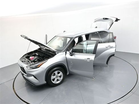 Used 2024 Toyota Highlander LE image 33