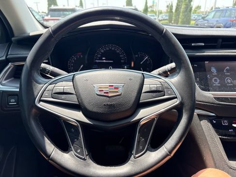 Used 2017 Cadillac XT5 Luxury w/ Driver Awareness Package FWD image 2