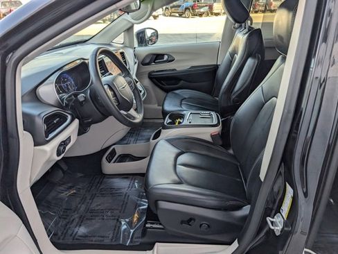 Used 2024 Chrysler Pacifica Touring-L image 2