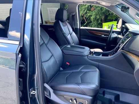 Used 2020 Cadillac Escalade Premium Luxury w/ LPO, Radiant Package AWD/4WD image 7