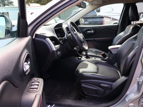 Used 2015 Jeep Cherokee Trailhawk AWD/4WD image 6