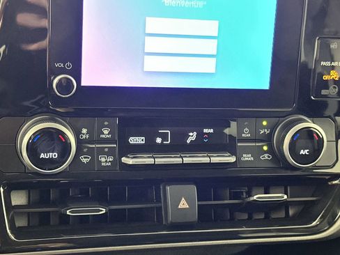 Used 2025 Toyota Highlander LE FWD image 17
