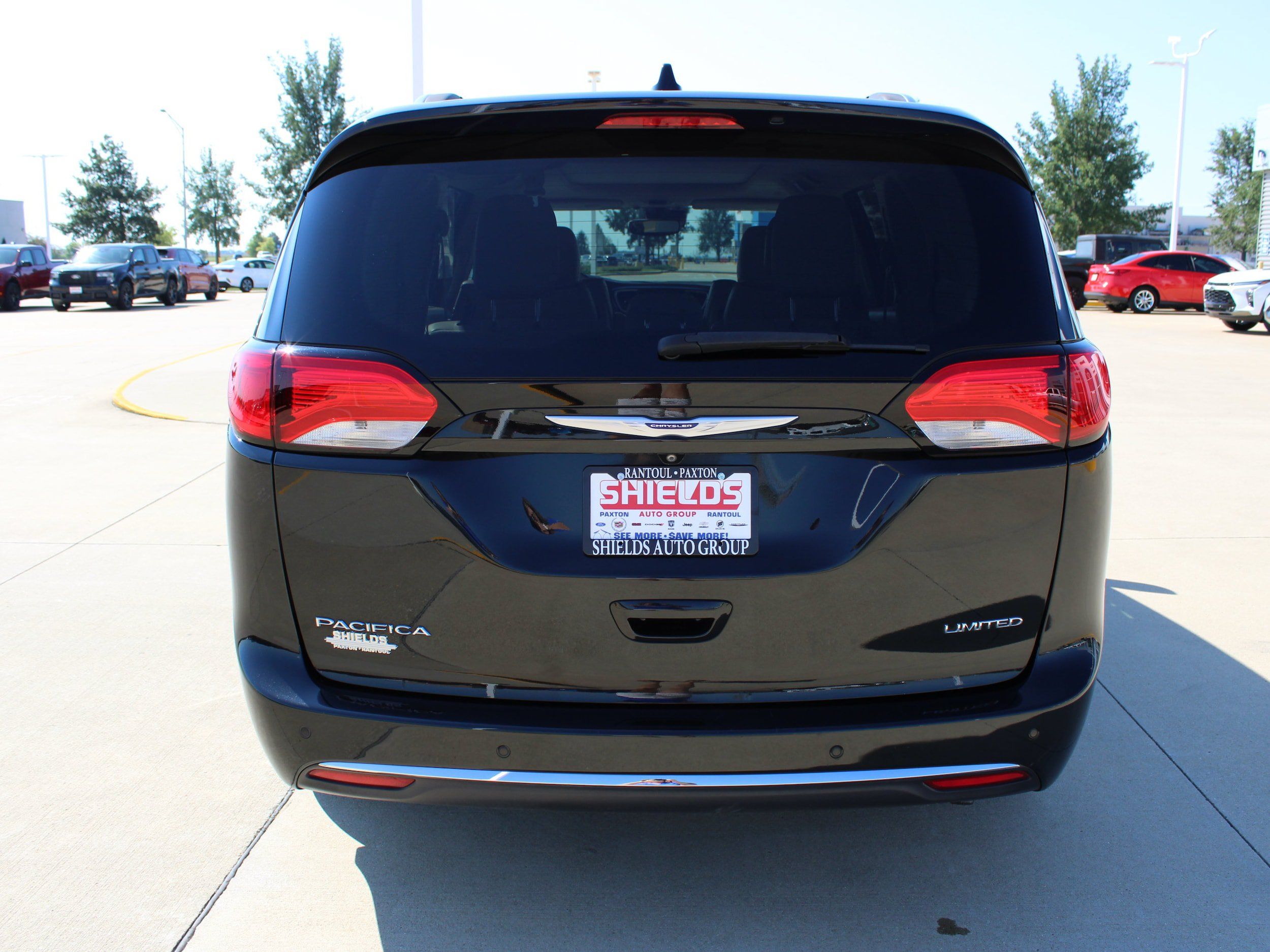 Used 2020 Chrysler Pacifica Limited w/ Tire & Wheel Group FWD image 4