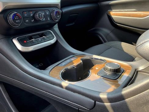 Used 2023 GMC Acadia SLE image 21