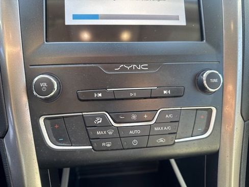 Used 2019 Ford Fusion SE image 18