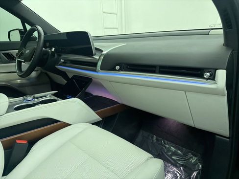 Used 2026 Cadillac Vistiq Luxury w/ LPO, Floor Liner Package image 31