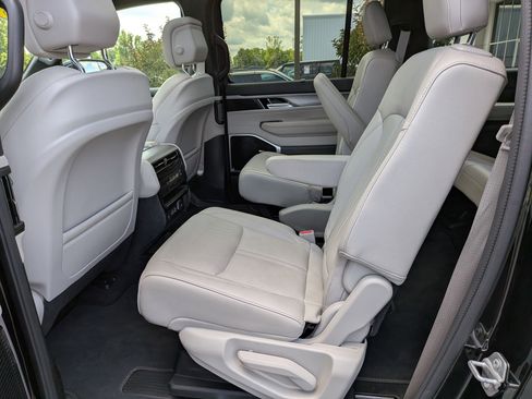 Used 2025 Jeep Wagoneer Series III w/ Premium Group I AWD/4WD image 18