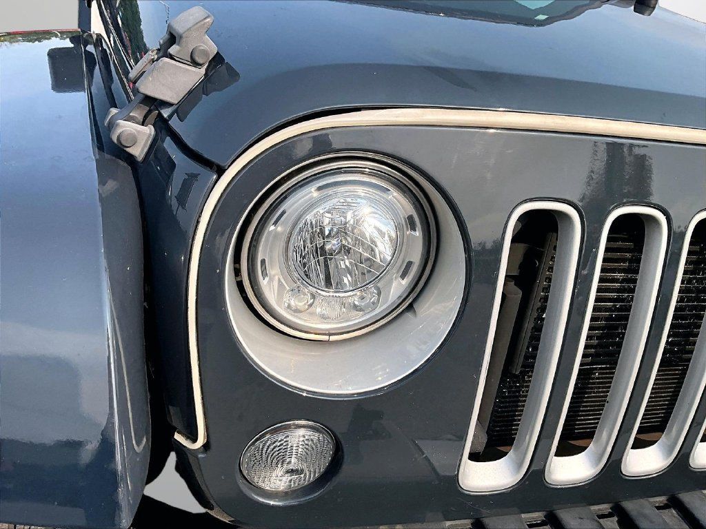 Used 2017 Jeep Wrangler Sahara w/ Connectivity Group AWD/4WD image 30