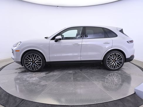 Used 2025 Porsche Cayenne image 2