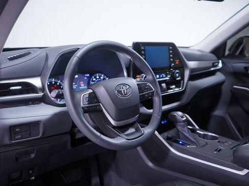 Used 2022 Toyota Highlander XLE image 6