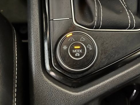 Certified 2023 Volkswagen Taos SE w/ Panoramic Sunroof Package image 16