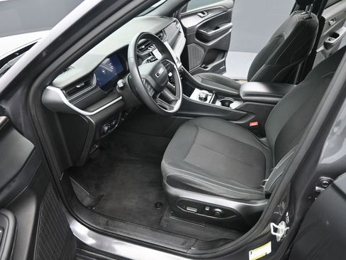 Used 2024 Jeep Grand Cherokee Laredo image 9