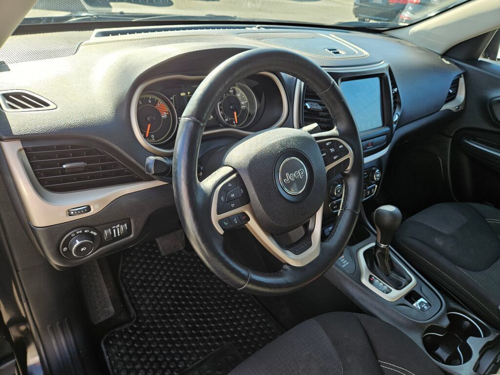 Used 2017 Jeep Cherokee Latitude w/ Cold Weather Group AWD/4WD image 16