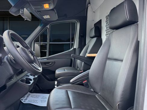 Used 2022 Mercedes-Benz Sprinter 2500 image 2