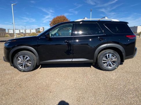 New 2025 Nissan Pathfinder SL image 3