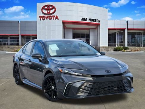 Used 2025 Toyota Camry SE image 1