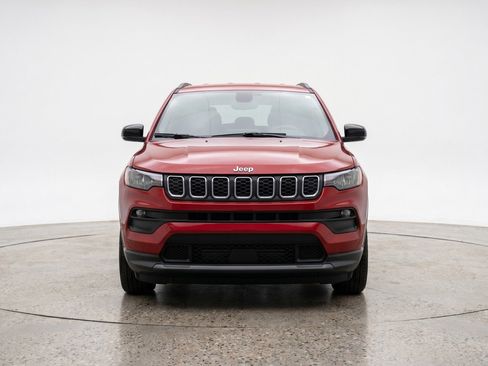 Used 2025 Jeep Compass Latitude AWD/4WD image 2