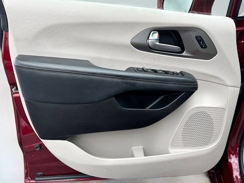 Used 2021 Chrysler Pacifica Touring-L w/ Premium & Safety Sphere Group FWD image 22