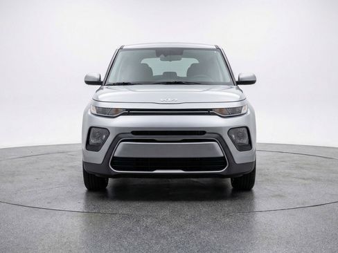 Used 2025 Kia Soul LX w/ LX Technology Package FWD image 2