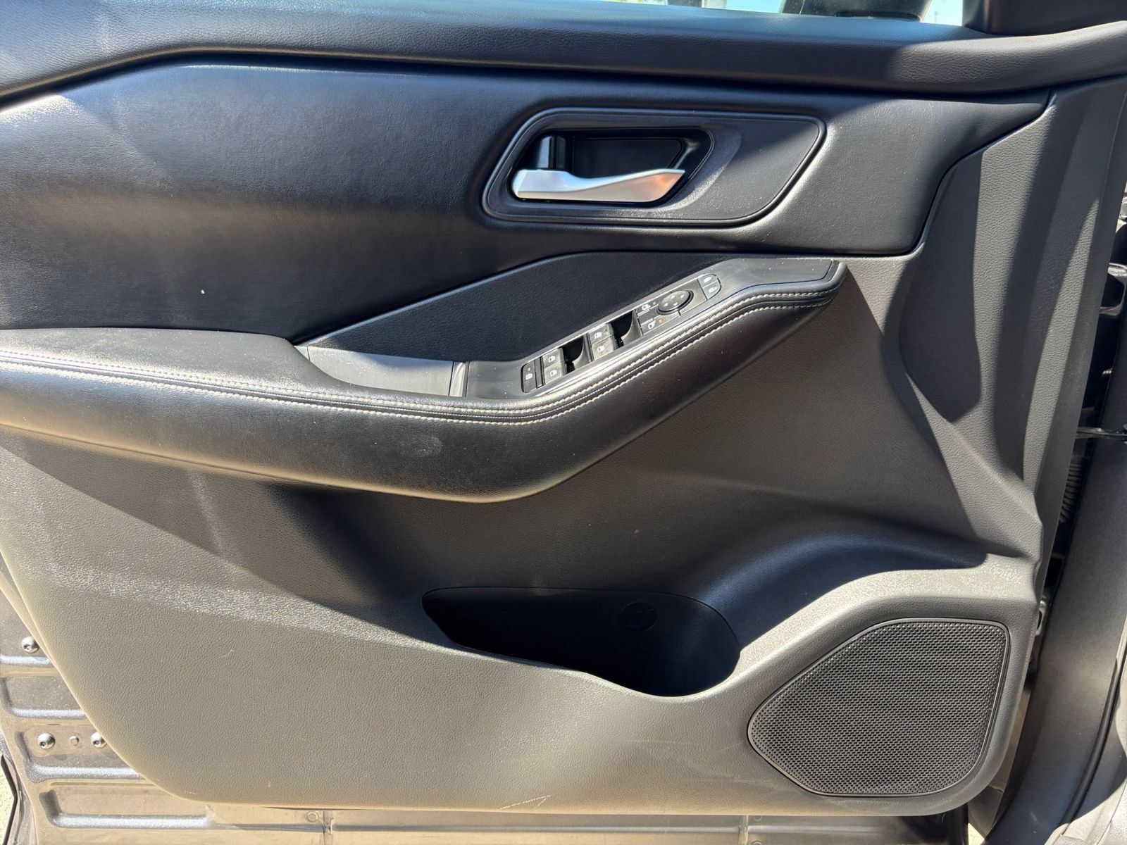 Used 2025 Nissan Rogue SV AWD/4WD image 18