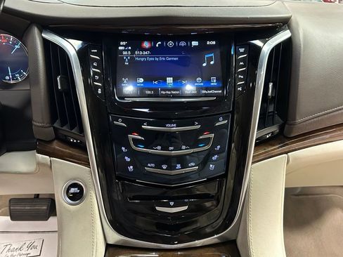 Used 2017 Cadillac Escalade Premium Luxury AWD/4WD image 16