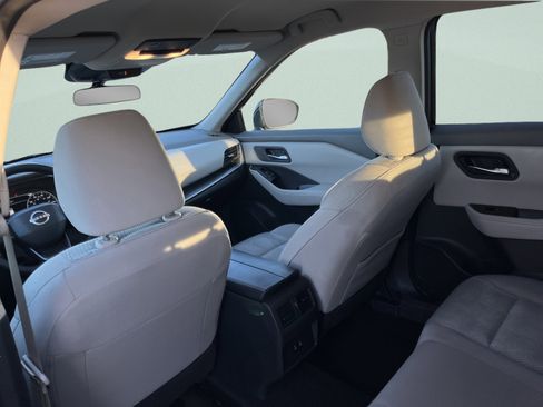 Used 2025 Nissan Rogue SV image 24