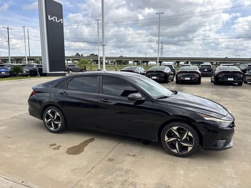 Used 2023 Hyundai Elantra SEL w/ Convenience Package FWD image 12