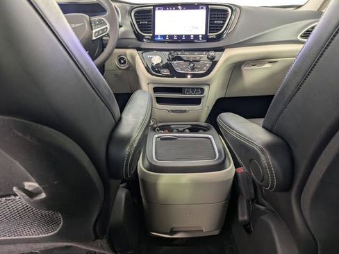 Used 2023 Chrysler Pacifica Touring-L image 22