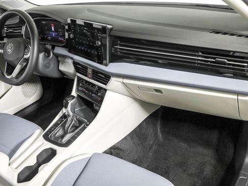 Used 2025 Volkswagen Jetta SE w/ Sunroof Package FWD image 44