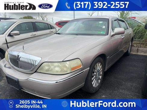 Used 2003 Lincoln Town Car Signature RWD image 1