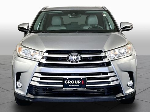 Used 2019 Toyota Highlander XLE FWD image 4