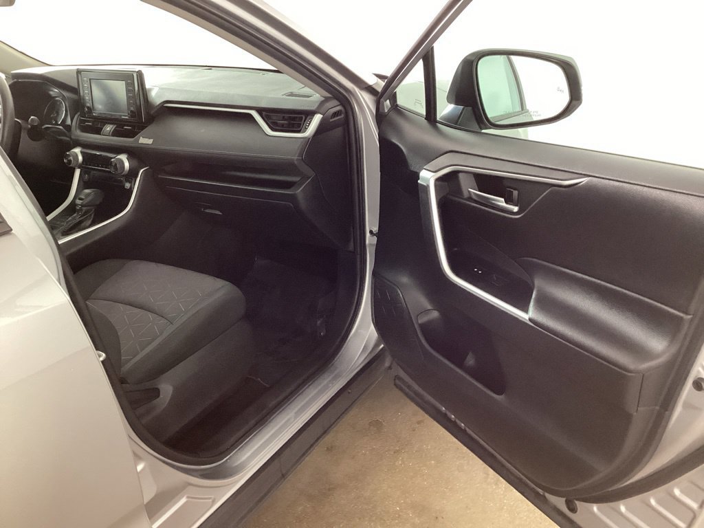 Used 2020 Toyota RAV4 XLE AWD/4WD image 17
