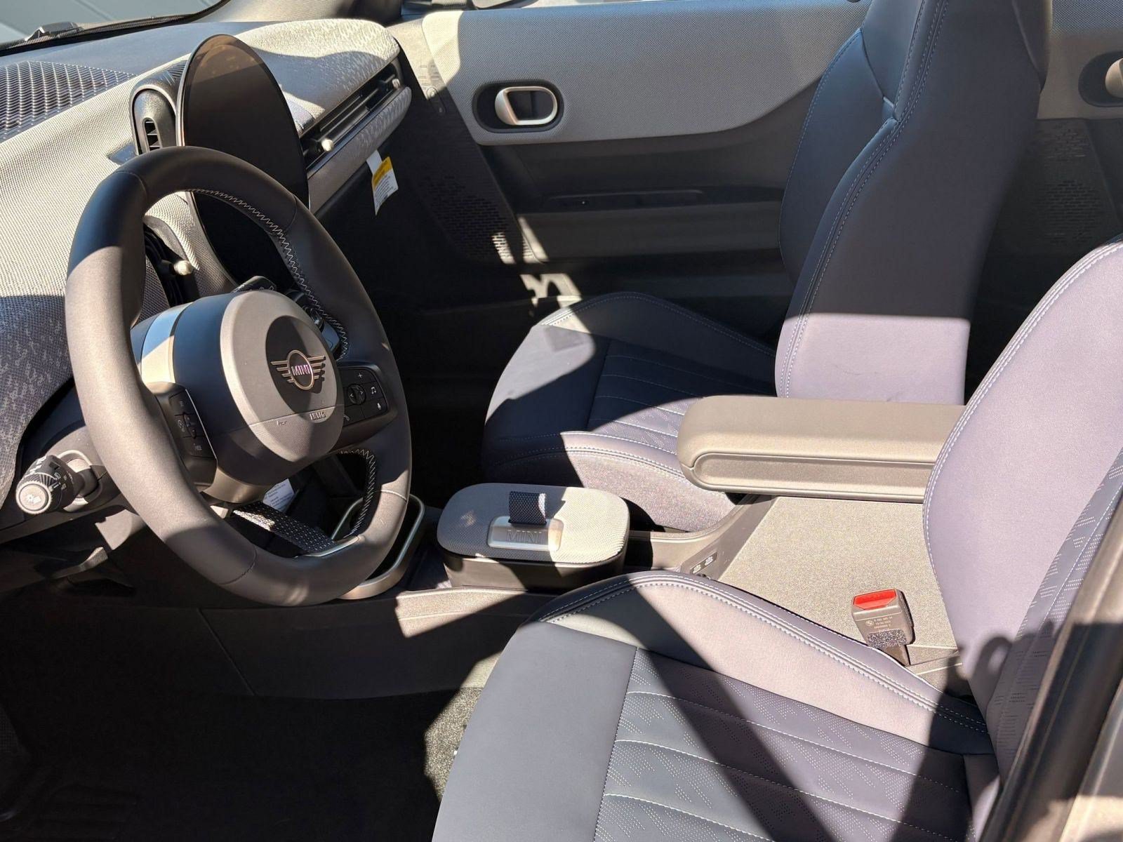 Used 2026 MINI Cooper 4-Door Hardtop FWD image 5